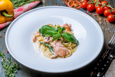 Tagliatelli makarna ve somon.