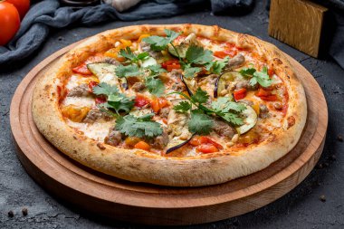 Patlıcanlı ve etli pizza.