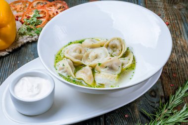 Ekşi kremalı ve otlu hamur tatlısı