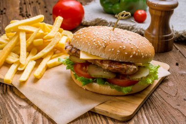 Tavuklu hamburger, yakın çekim.