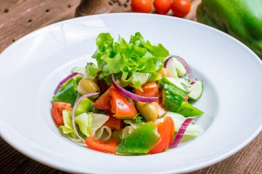 Domatesli ve salatalıklı sebze salatası