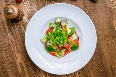 Domatesli ve salatalıklı sebze salatası