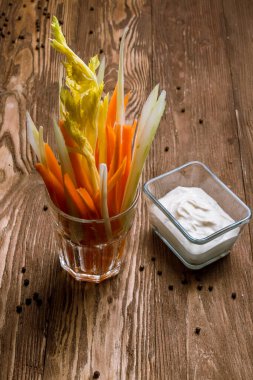 Kereviz ve küflü peynir soslu havuç.