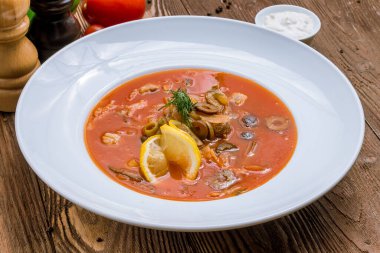 Et Solyanka çorbası, yakın çekim manzaralı.