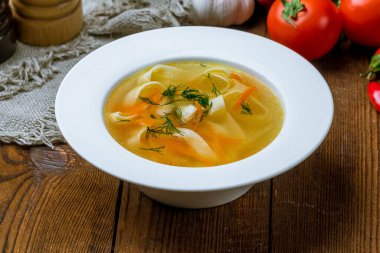 Tabakta tavuk çorbası.