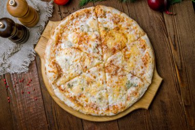 Maggi pizzası için lezzetli quattro 'nun yakın plan görüntüsü