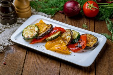 Tabakta ızgara sebzeler