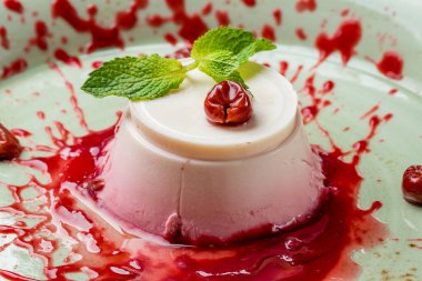 Kiraz soslu panna cotta.