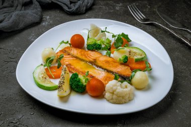 Izgarada somon bifteği