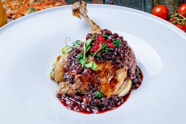 Ördek bacağı beyaz tabakta.