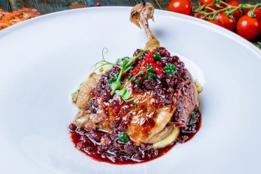 Ördek bacağı beyaz tabakta.