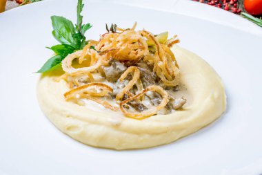 Stroganoff beyaz tabakta