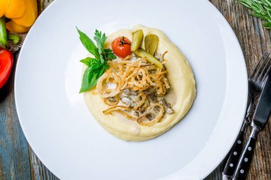Stroganoff beyaz tabakta