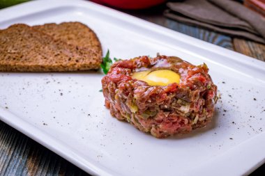 Beyaz tabakta sığır eti tabağından tart.