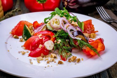 Cevizli sebze salatası.