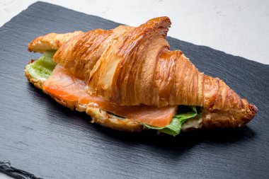 Somonlu kruvasan, yakın çekim manzaralı.