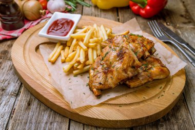 Ahşap arka planda kızarmış domuz kaburgası.