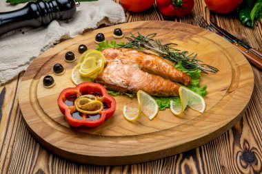 Izgarada somon bifteği