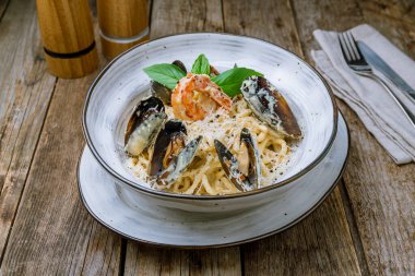 Tahta masada deniz mahsullü makarna.