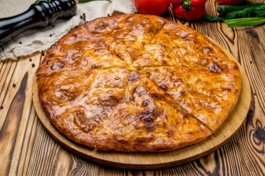 Peynirli khachapuri. yakın çekim görünümü