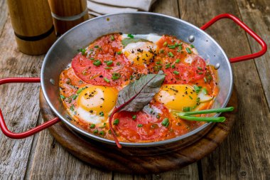 Shakshuka klasiği ahşap masada
