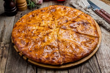 Peynirli khachapuri. yakın çekim görünümü