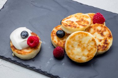 Süzme peynirden peynirli kekler