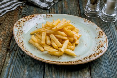 Gemide patates kızartması var.