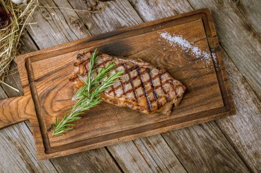 Tahta arka planda Sulu Striploin Bifteği