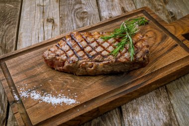 Tahta arka planda Sulu Striploin Bifteği