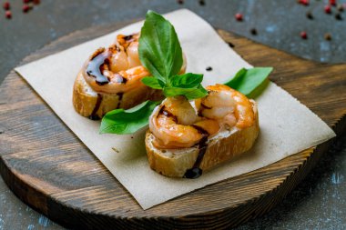 Mavi beton masadaki karidesli