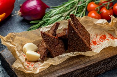 Kızarmış sarımsaklı ekmek, yakın plan görüntü.