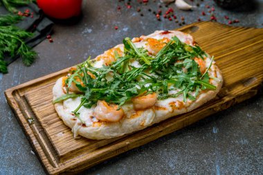 Karidesli Pinsa ve aragula, Roma pizzası.