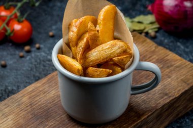 Tahtadaki patatesler.