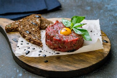 Tahta arka planda yumurtalı biftekten yapılan tart.