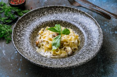 Porcini mantarlı ve fesleğenli fettucine.