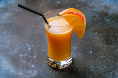 greyfurt suyu bardakta.