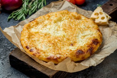 Peynirli khachapuri. yakın çekim görünümü