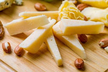 Tahtada dilimlenmiş parmesan makrosu var. Yakın plan.