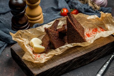 Kızarmış sarımsaklı ekmek, yakın plan görüntü.