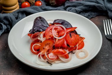 Kırmızı soğanlı domates salatası.