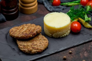 Tavuk pirzolası ve patates püresi.