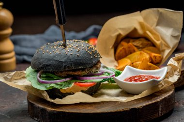 Etli siyah hamburger.
