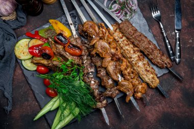 Bir tabak farklı kebap.