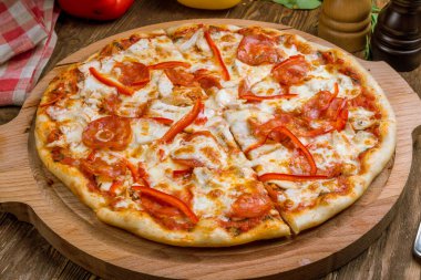 Bavyera sosisli pizza.