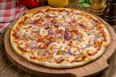 Ton balıklı ve soğanlı pizza.