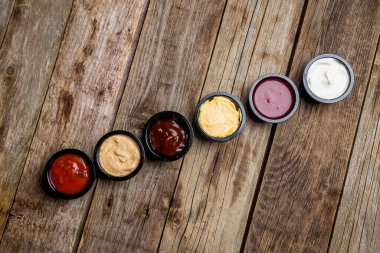 Ahşap arkaplanda çeşitli soslar üst görünüm