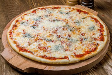 Maggi pizzası için lezzetli quattro 'nun yakın plan görüntüsü