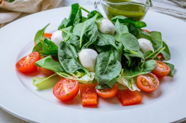 Mozzarella ve domatesli Caprese salatası