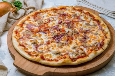 Ton balıklı ve soğanlı pizza.